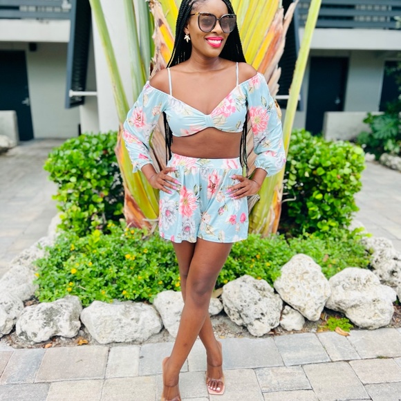 Tropical Lace-Up Backless Crop Top & Shorts Set - Picture 2 of 4